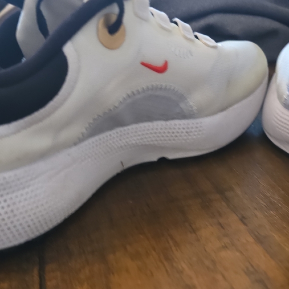 Nike White and Black Running Shoes with Gold Swoosh - Picture 11 of 13